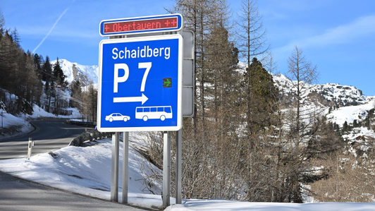 Parkleitsystem mit LED-Laufschrift im Skigebiet Obertauern