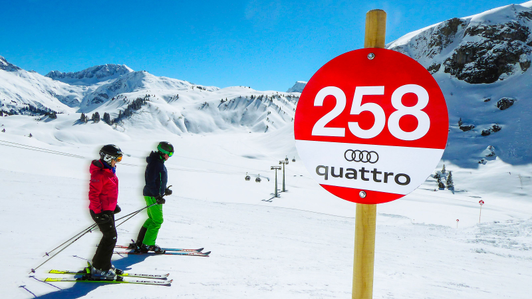 rote Pistentafel mit Audi-Werbefläche am Ski Arlberg, Warth