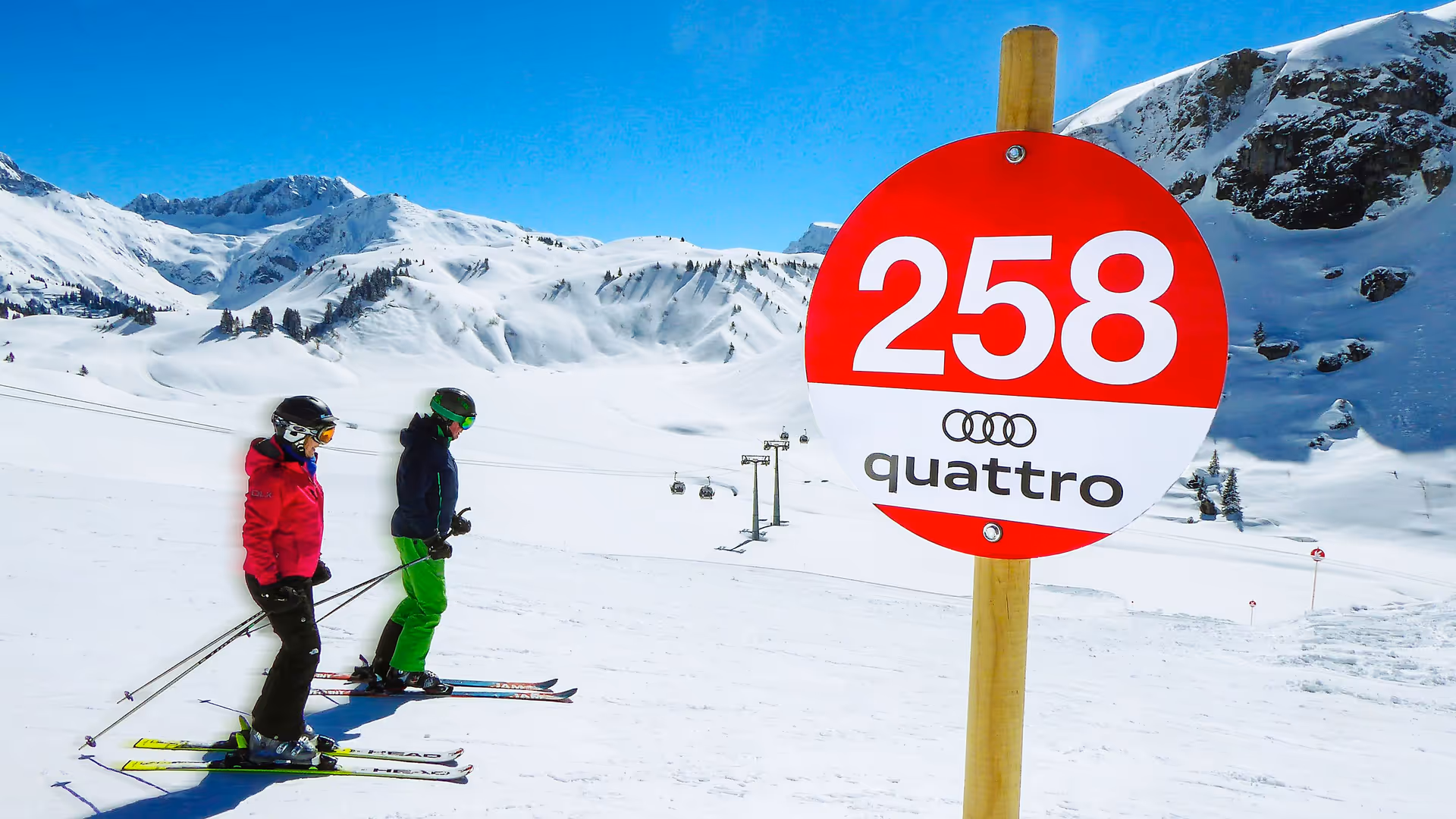 rote Pistentafel mit Audi-Werbefläche am Ski Arlberg, Warth