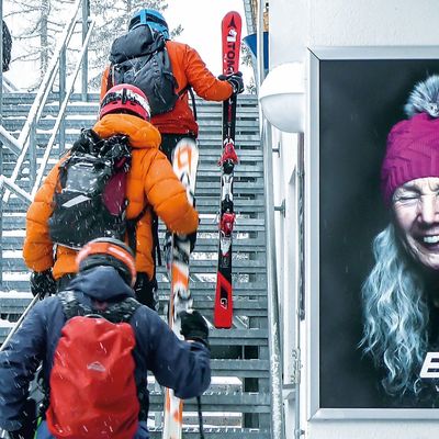 2 Bogen Plakat mit Eisbär-Sujet im Skigebiet Ischgl