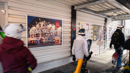 Plakat, 4 Bogen, in einer Seilbahnstation mit Casino Kitzbühel - Sujet im Skigebiet KitzSki, Kitzbühel