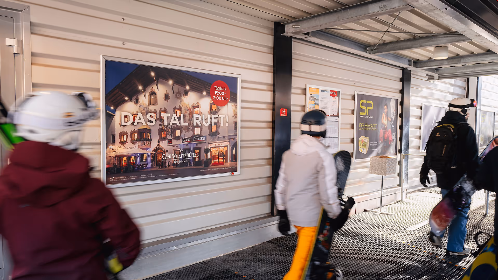 Plakat, 4 Bogen, in einer Seilbahnstation mit Casino Kitzbühel - Sujet im Skigebiet KitzSki, Kitzbühel