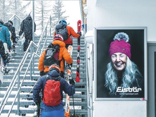 2B Plakat mit Eisbär-Sujet im Skigebiet Ischgl