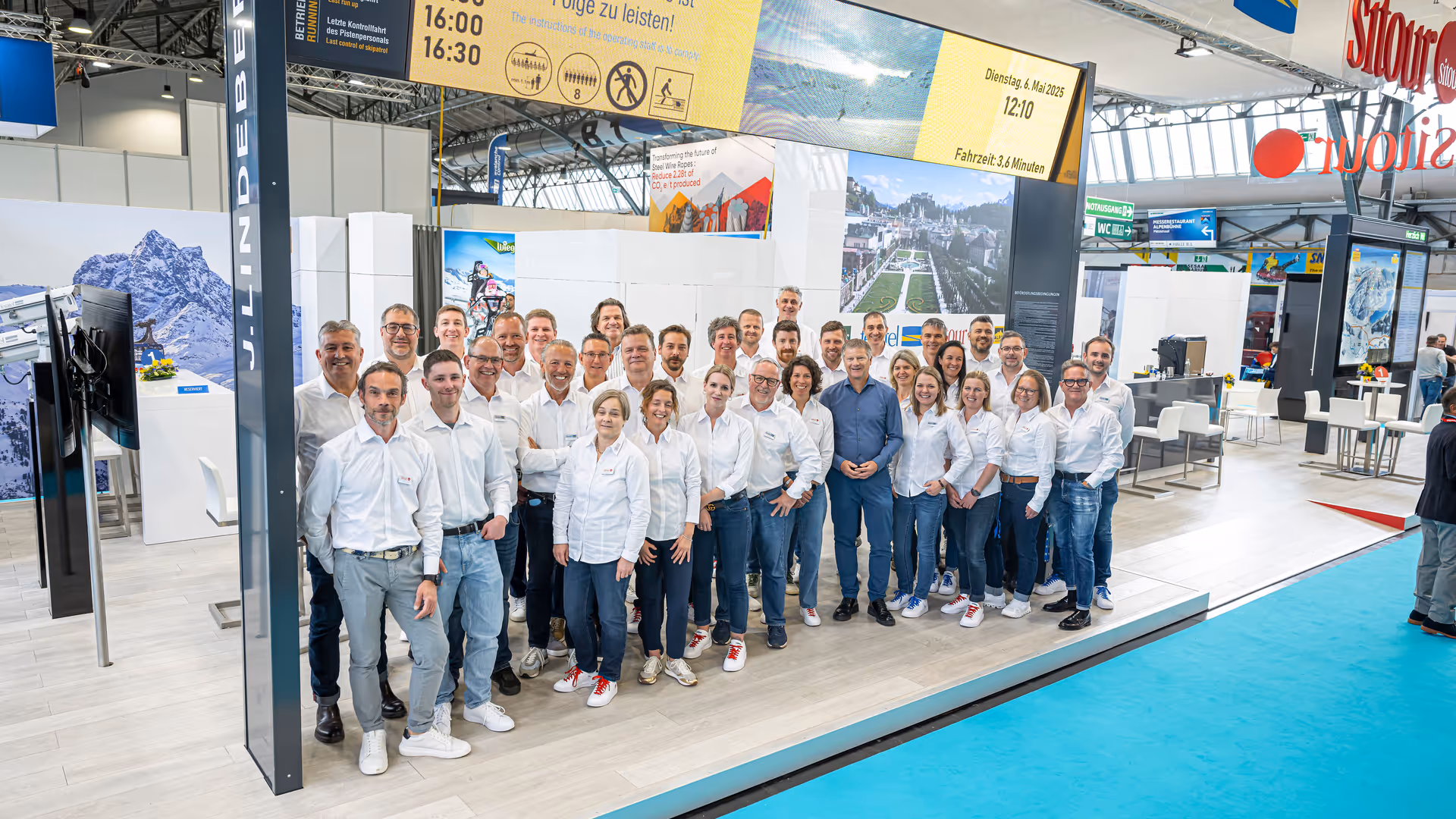 Gruppenfoto des sitour feratel Teams am Messestand auf der Interlapin 2025