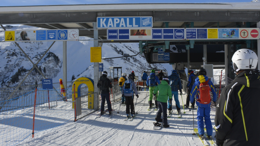Zugangsportal als Uhrentafel mit Wechselrahmeneinsätzen für Uhr und Piktogramme