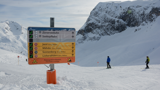 höhenverstellbares Pistenleitsystem mit LED-Statusanzeigen