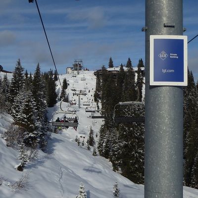 Liftstützenwerbung mit LGT-Sujet im Skigebiet KitzSki, Kitzbühel