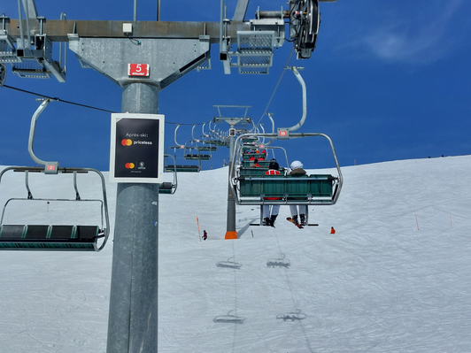 Liftstützenwerbung mit Mastercard-Sujet im Skigebiet KitzSki in Kitzbühel, Österreich