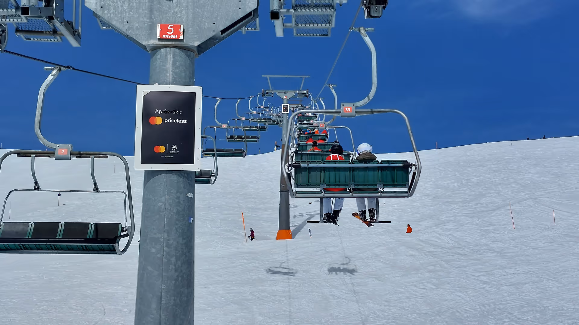 Liftstützenwerbung mit Mastercard-Sujet im Skigebiet KitzSki in Kitzbühel, Österreich