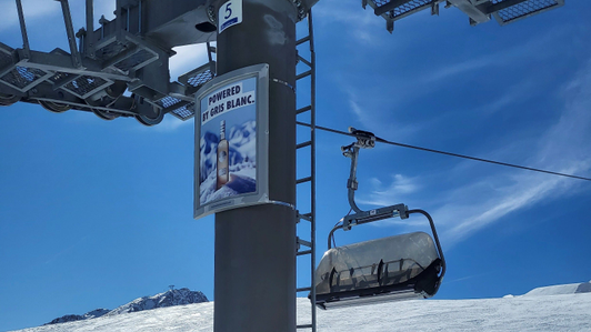 Liftstützenplakat mit Gris Blanc-Sujet an der Hainbachkarbahn im Skigebiet Sölden, Tirol, Austria