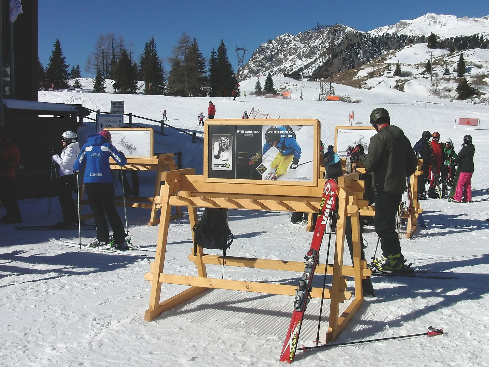 Skiständer Werbung in San Pellegrino, Italien 