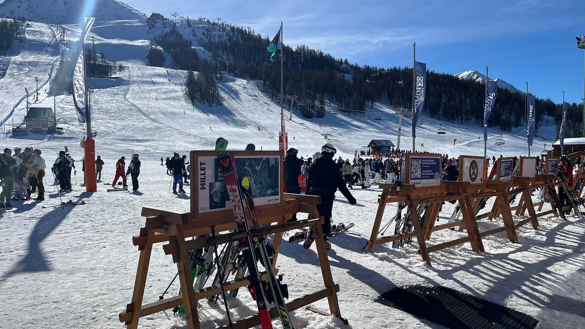 Werbefläche auf Skiständer in Sestriere, Italien 