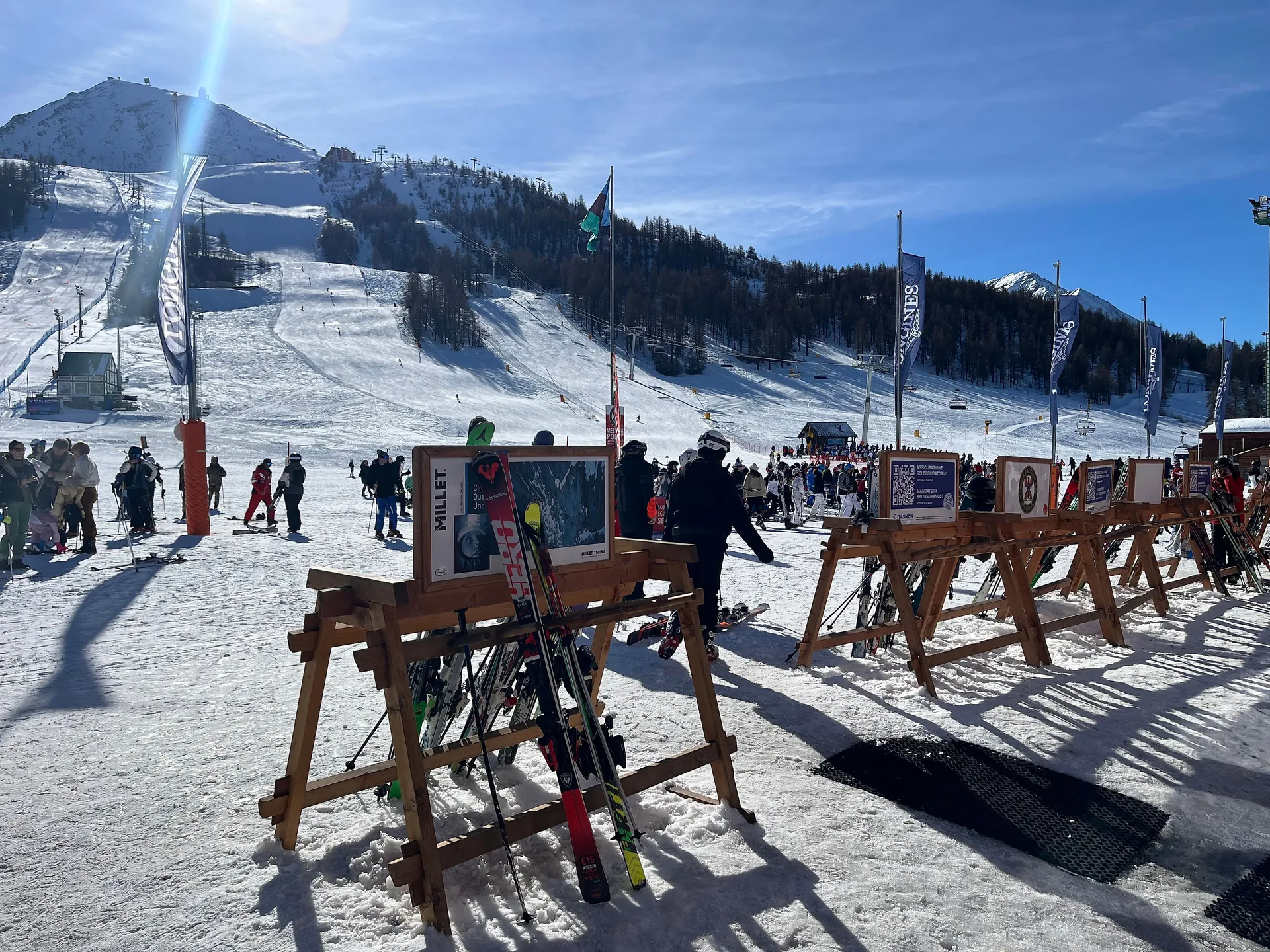 Werbefläche auf Skiständer in Sestriere, Italien 