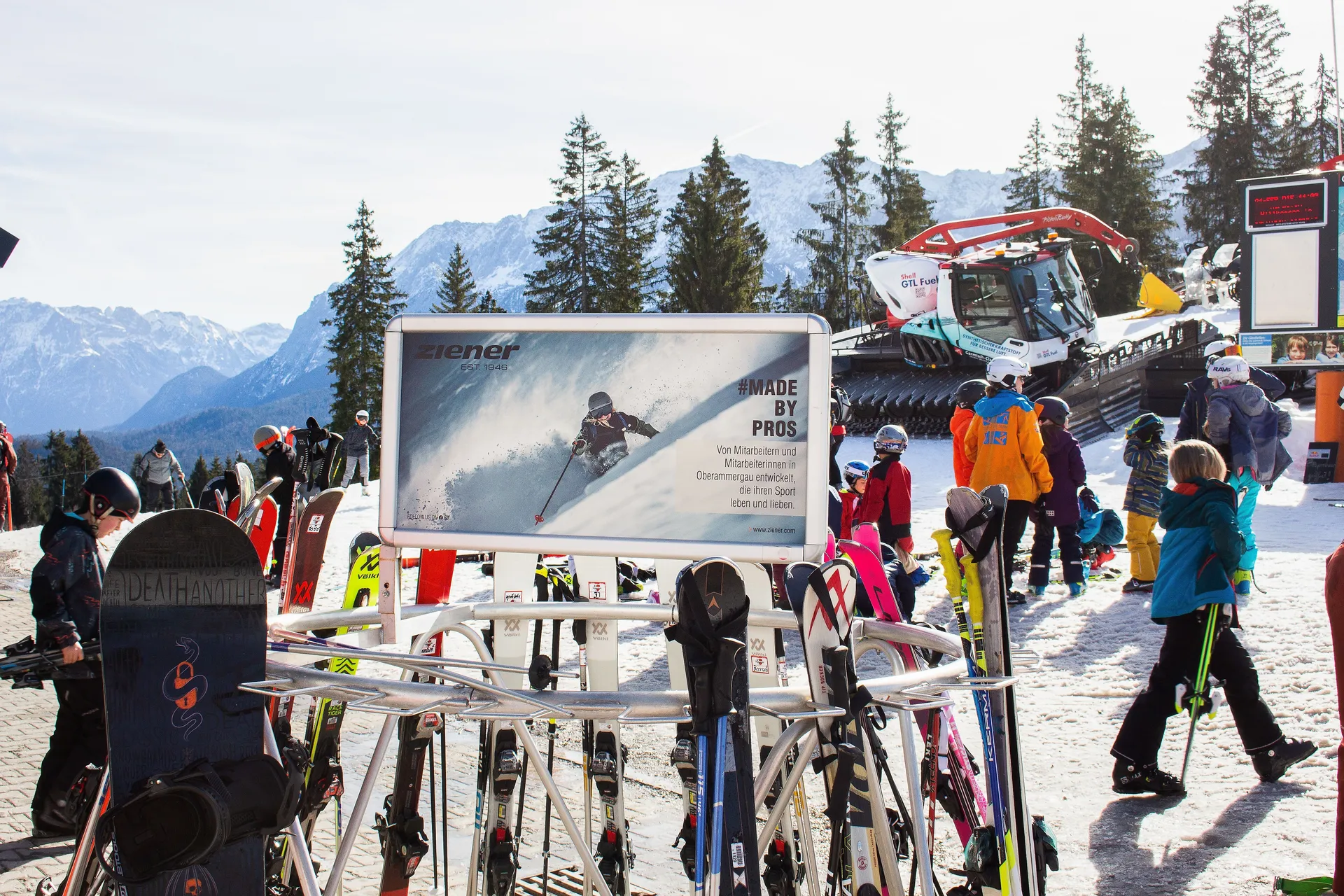 Skiständer-Werbung mit Ziener-Werbefläche im Skigebiet Garmisch-Partenkirchen, Deutschland