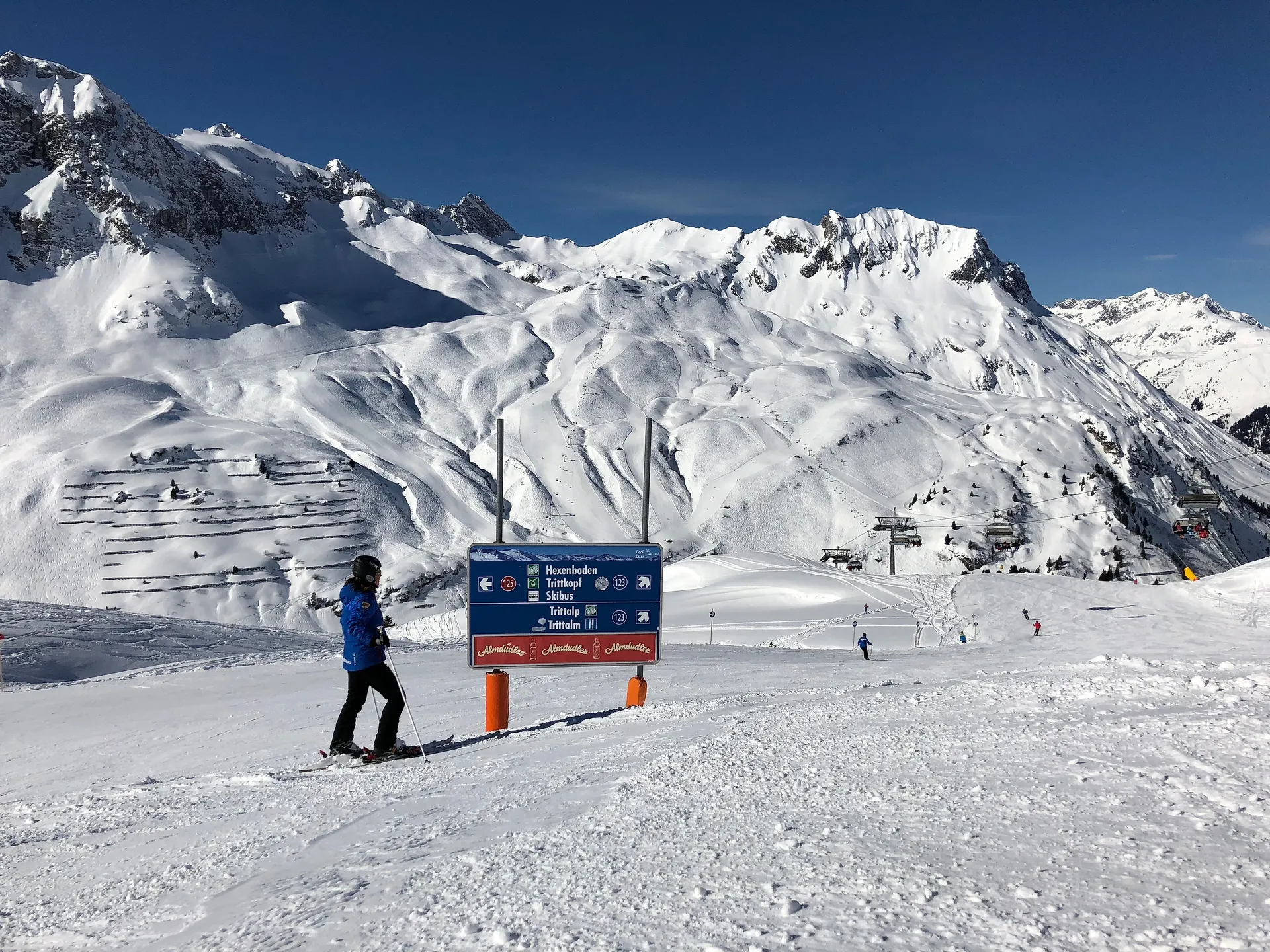 höhenverstellbares Pistenleitsystem mit Almdudler-Werbeleiste am Ski Arlberg, Zürs