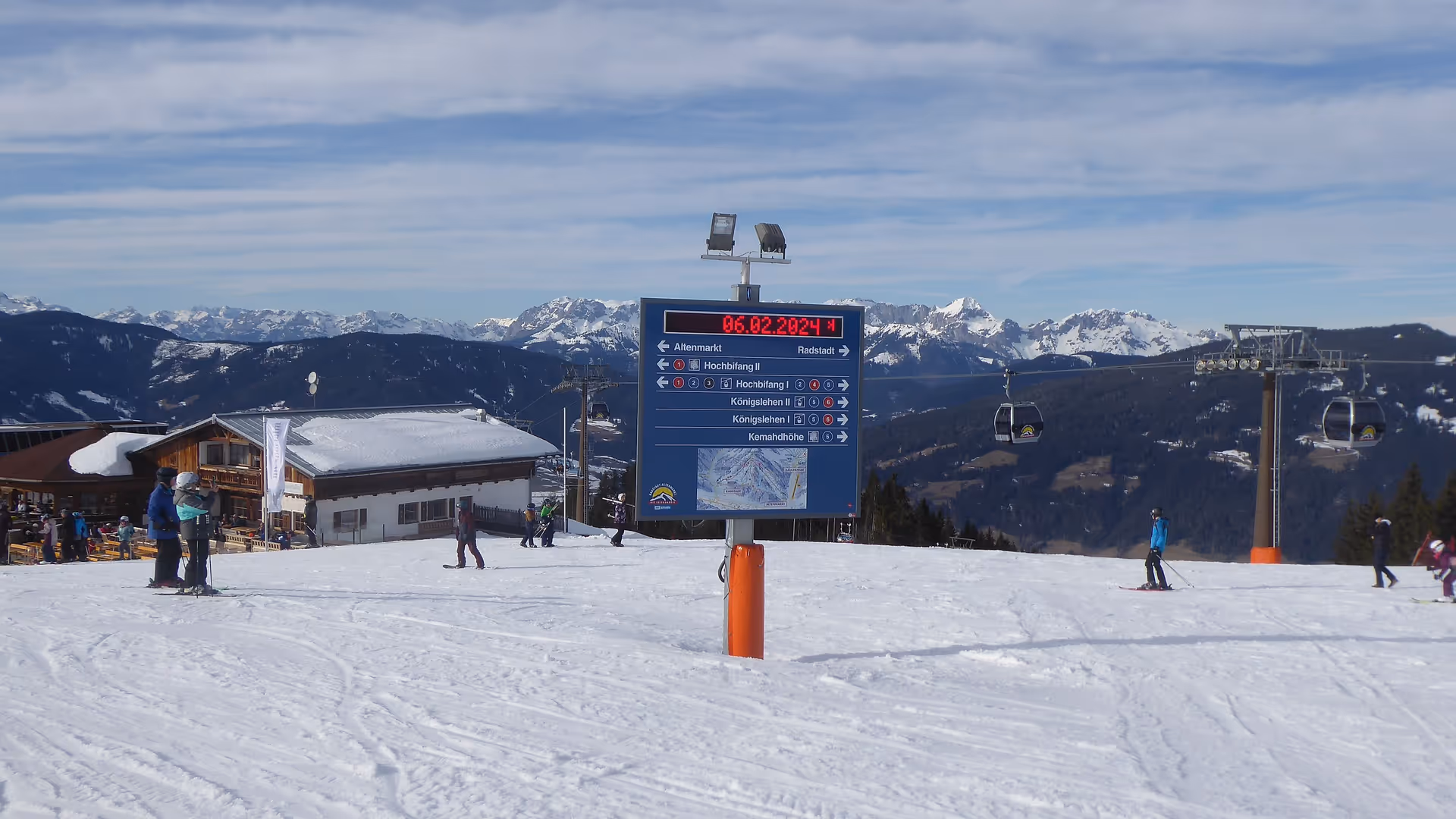 Pistenleitsystem mit LED-Laufschrift und Panoramakarte im Skigebiet Altenmarkt-Zauchensee
