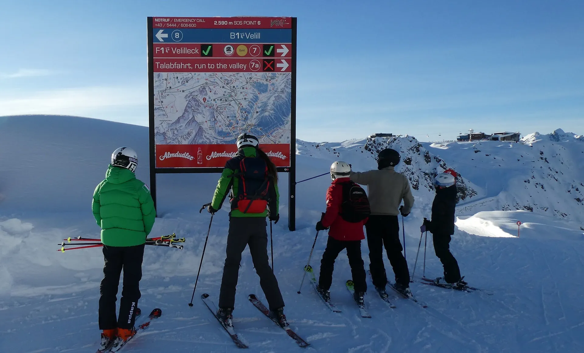 Pistenleitsystem mit LED-Statusanzeigen und Winterpanoramakarte
