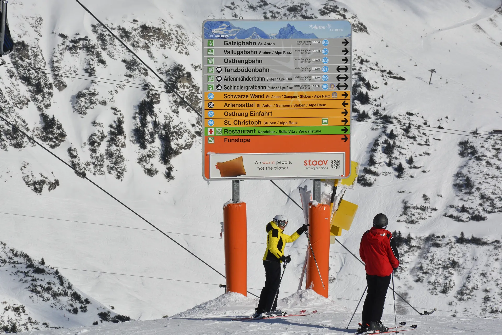 Pistenleitsystem mit stoov-Sujet am Ski Arlberg, St. Anton