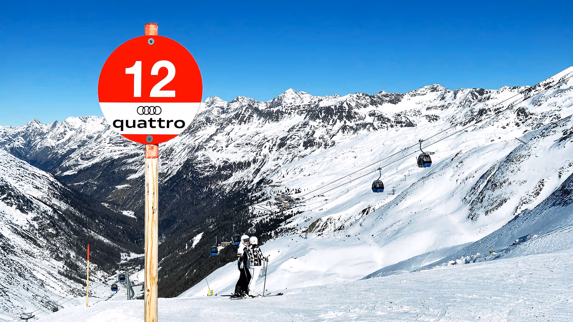 Pistenmarkierung für rote Piste mit Audi-Sujet im Skigebiet Obergurgl