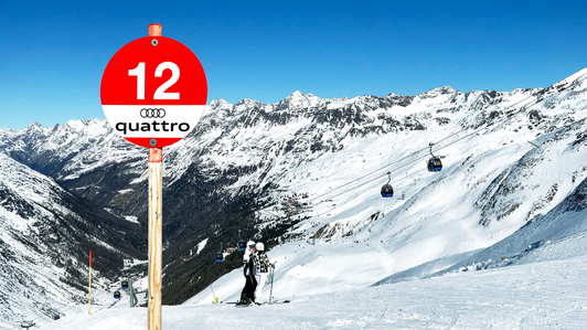 Pistenmarkierung für rote Piste mit Audi-Sujet im Skigebiet Obergurgl