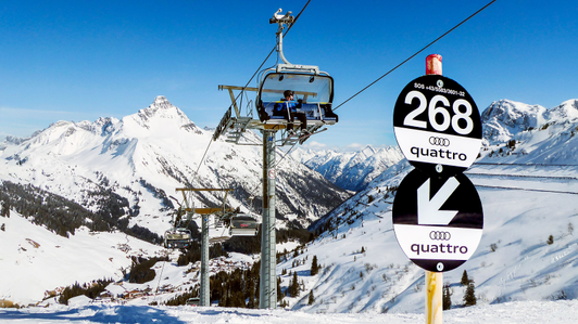 Pistenmarkierung für schwarze Piste mit Audi-Sujet am Ski Arlberg, Warth