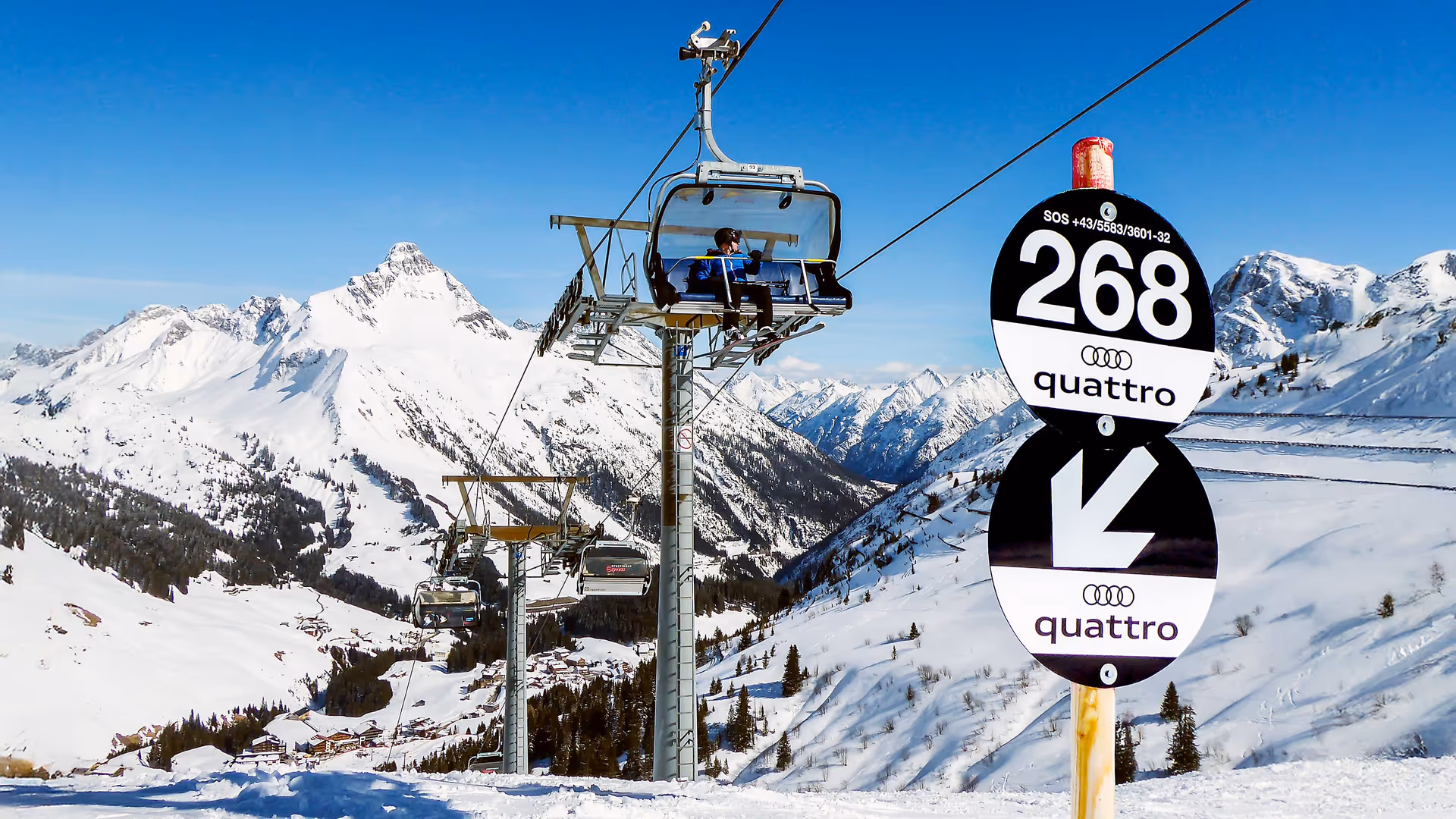 Pistenmarkierung für schwarze Piste mit Audi-Sujet am Ski Arlberg, Warth
