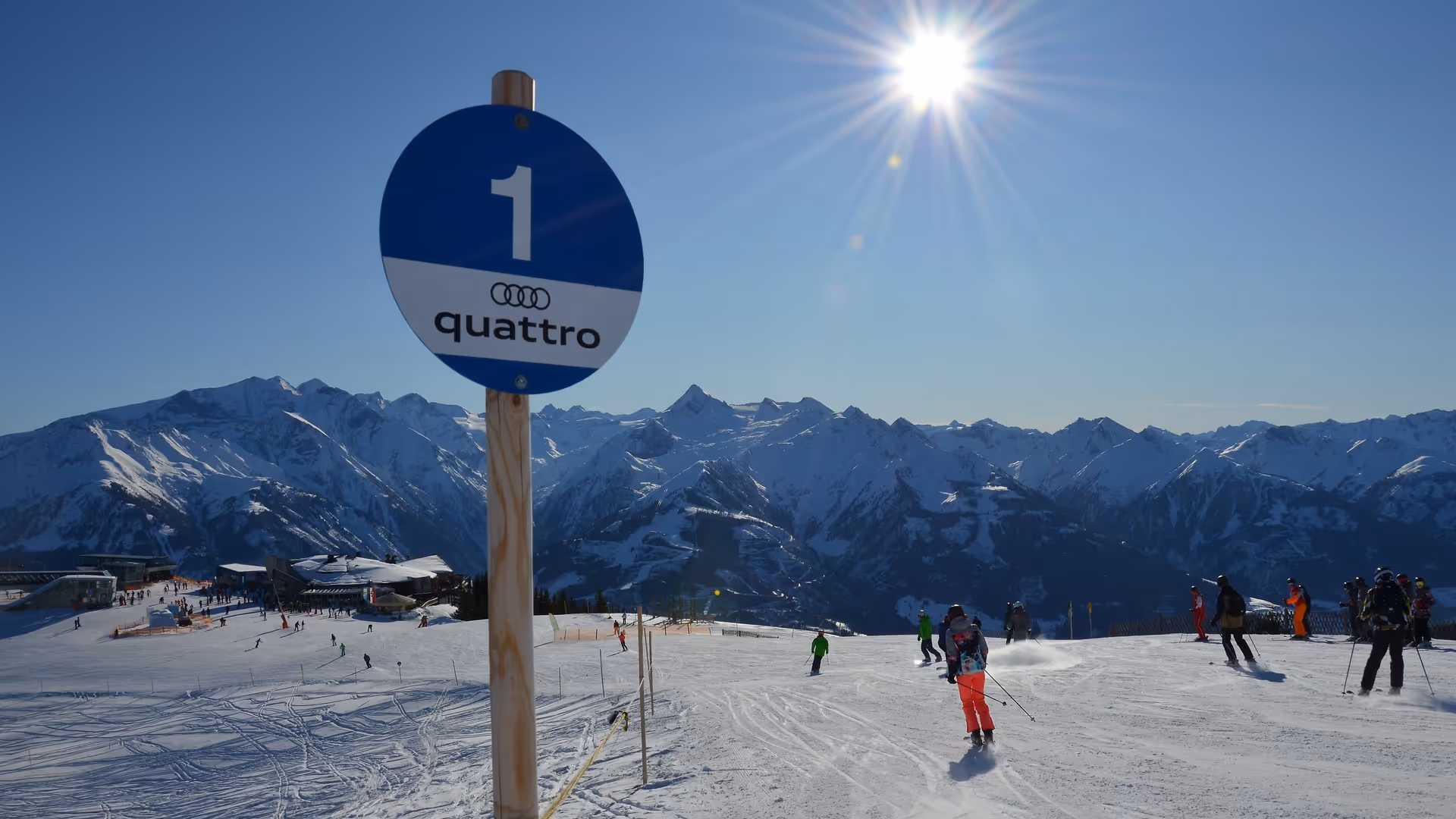 Pistenmarkierung für blaue Piste mit Audi-Sujet im Skigebiet Schmitten-Zell am See