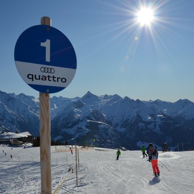Pistenmarkierung für blaue Piste mit Audi-Sujet im Skigebiet Schmitten-Zell am See
