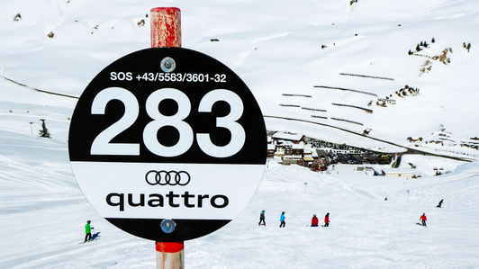 schwarze Pistentafel im Skigebiet Ski Arlberg, Warth
