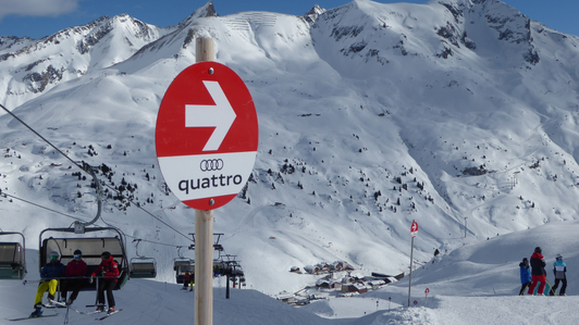 Pistenmarkierung - rote Pistentafel am Ski Arlberg, Zürs