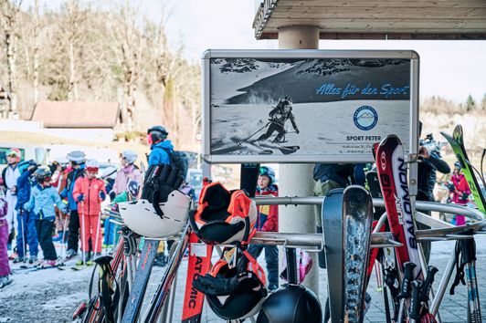 Skiständer mit Werbefläche von Sport Peter im Skigebiet Brauneck, Lenggries
