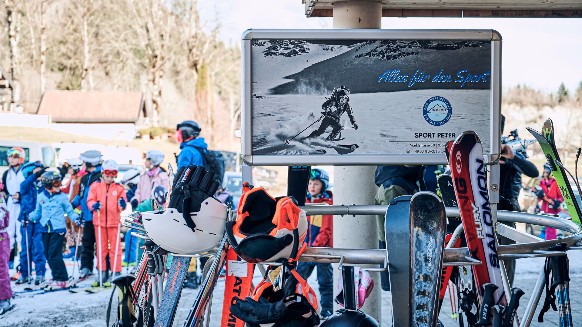 Skiständer mit Werbefläche von Sport Peter im Skigebiet Brauneck, Lenggries