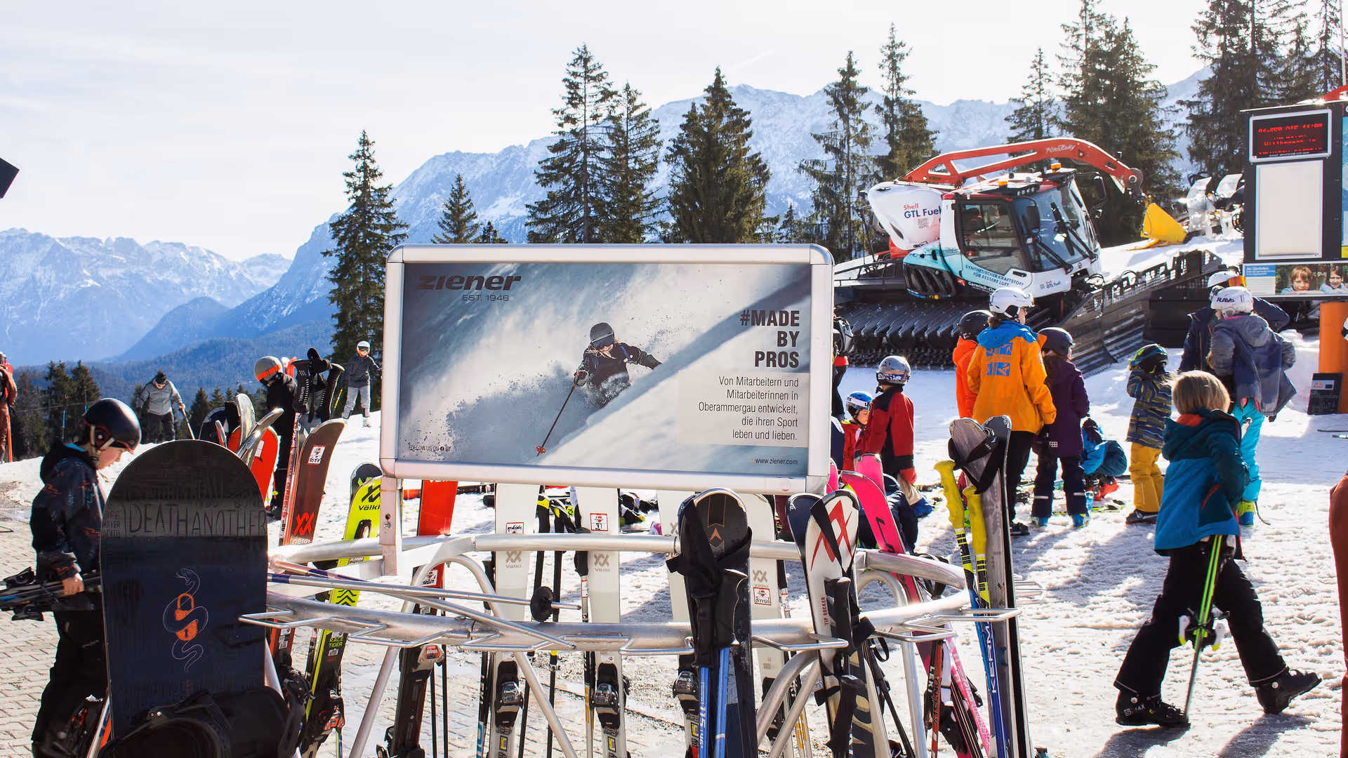 Skiständer-Werbung mit Ziener-Werbefläche im Skigebiet Garmisch-Partenkirchen, Deutschland