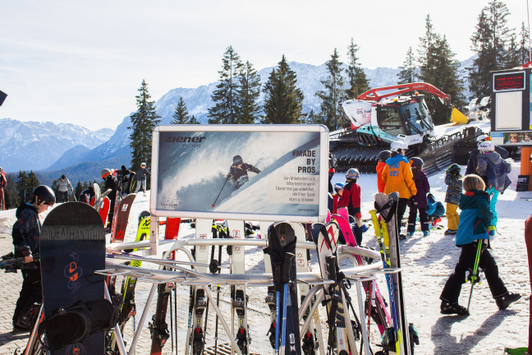 Skiständer-Werbung mit Ziener-Werbefläche im Skigebiet Garmisch-Partenkirchen, Deutschland