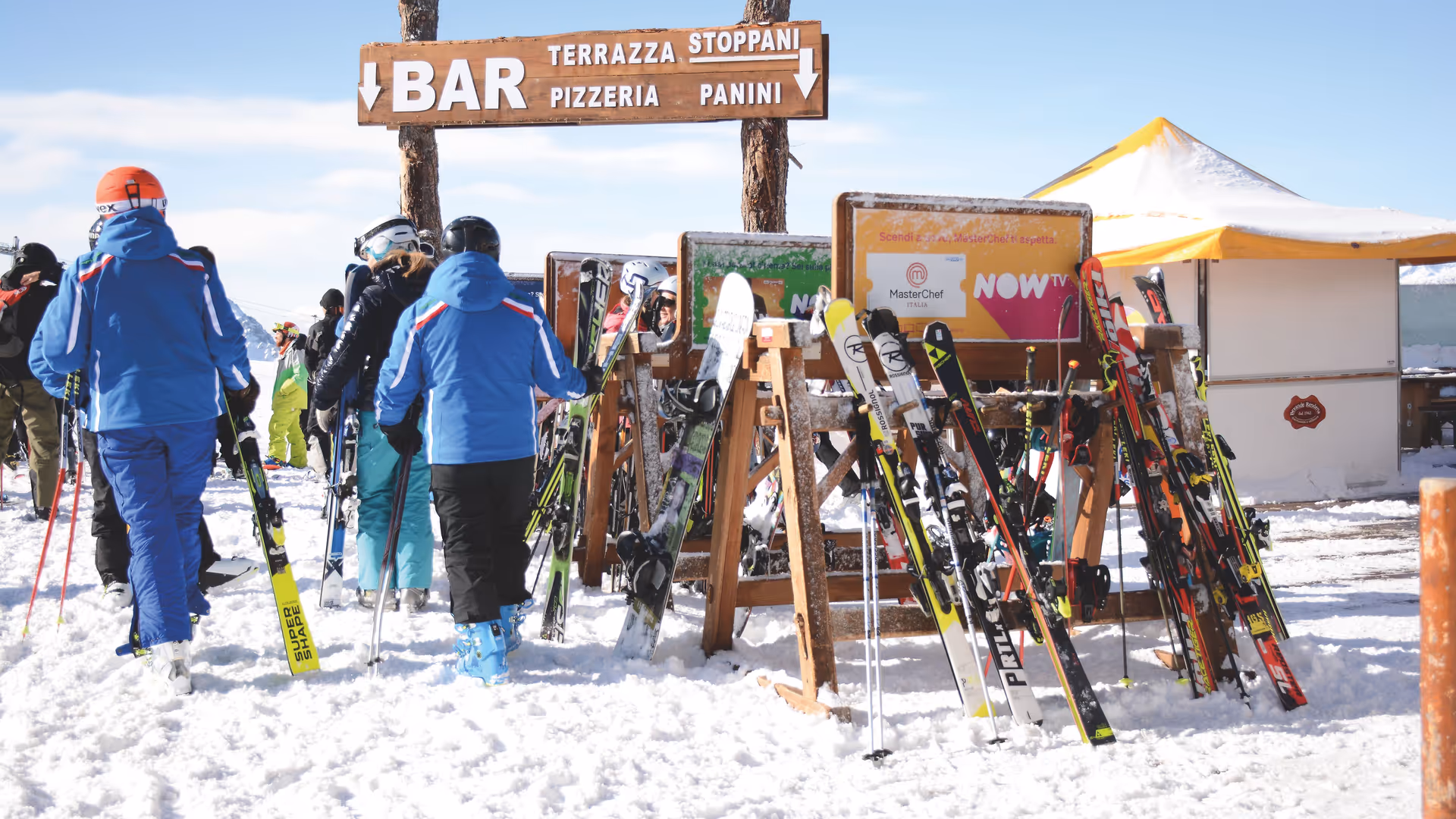 Werbefläche auf Skiständer in Madonna di Campiglio, Italien