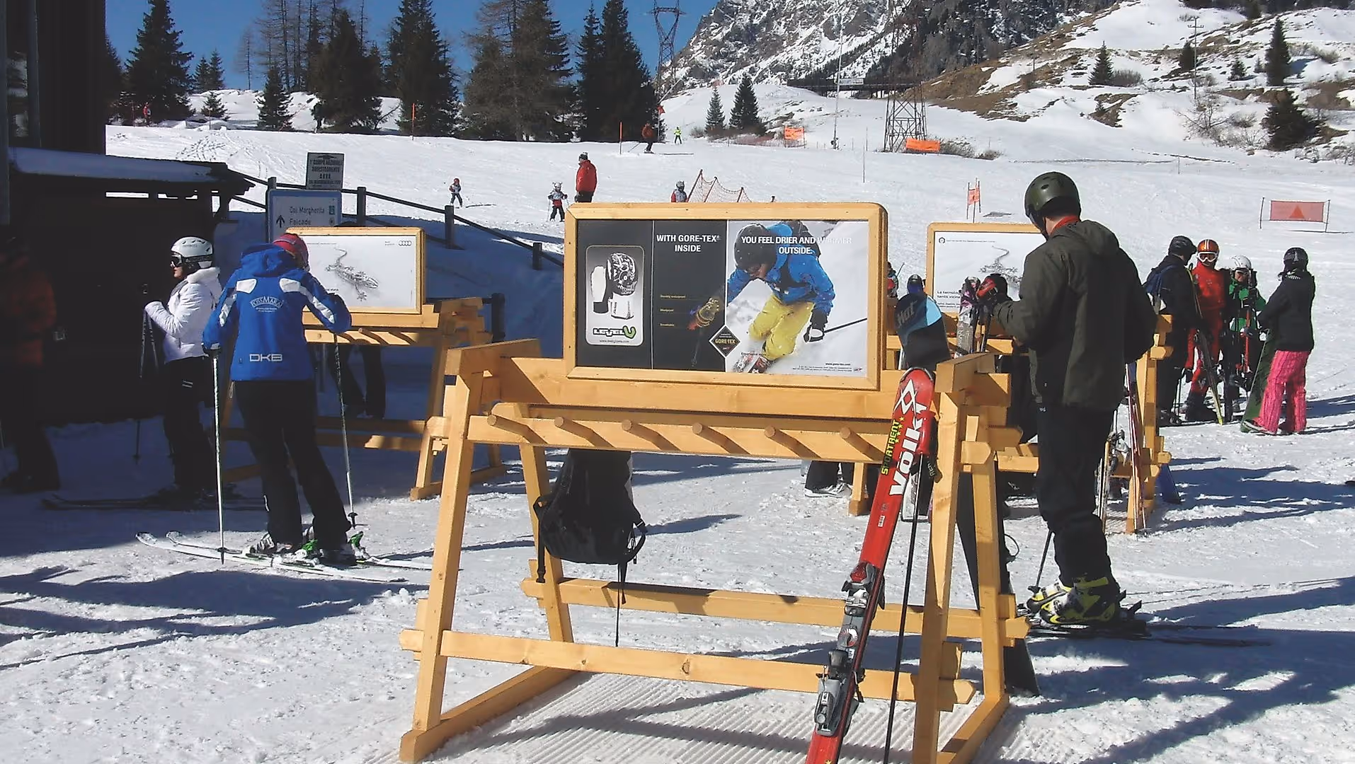 Skiständer Werbung in San Pellegrino, Italien 