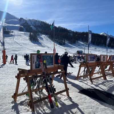 Werbefläche auf Skiständer in Sestriere, Italien 