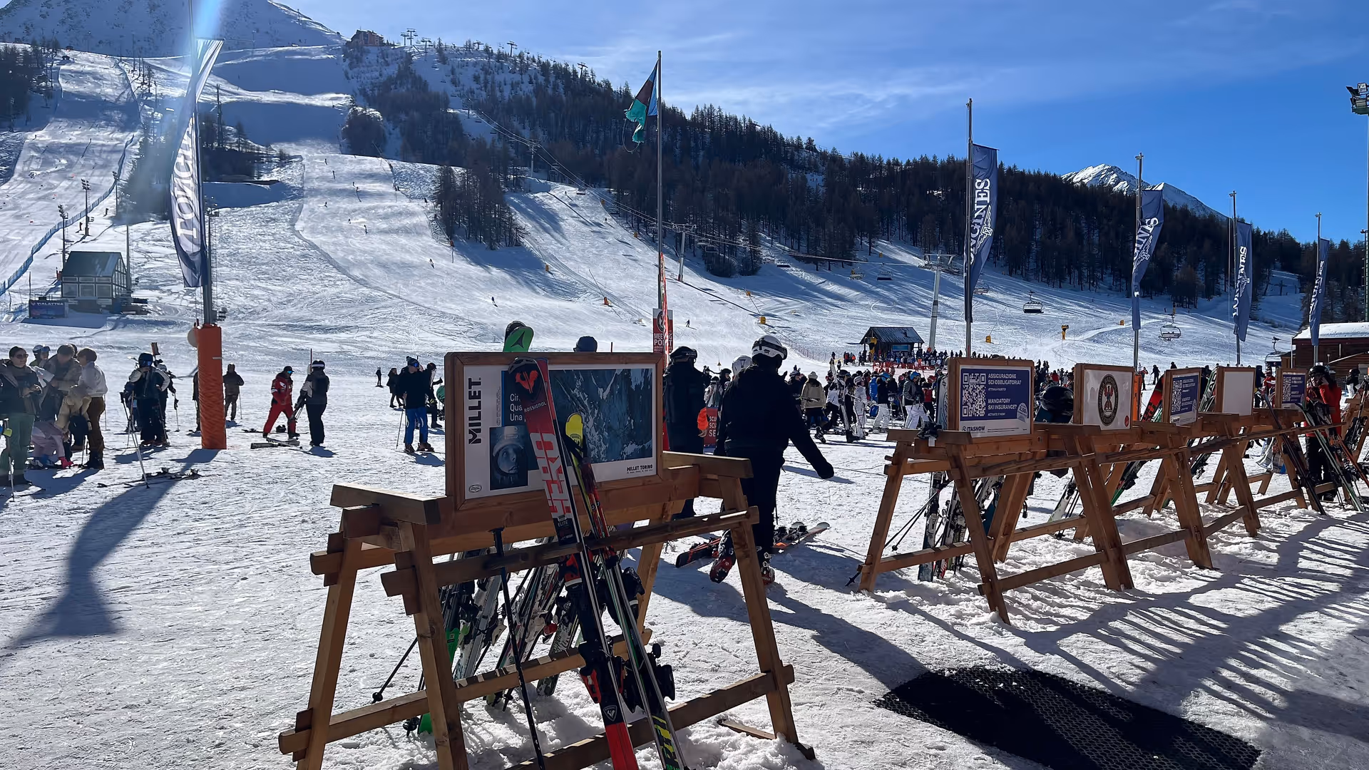 Werbefläche auf Skiständer in Sestriere, Italien 