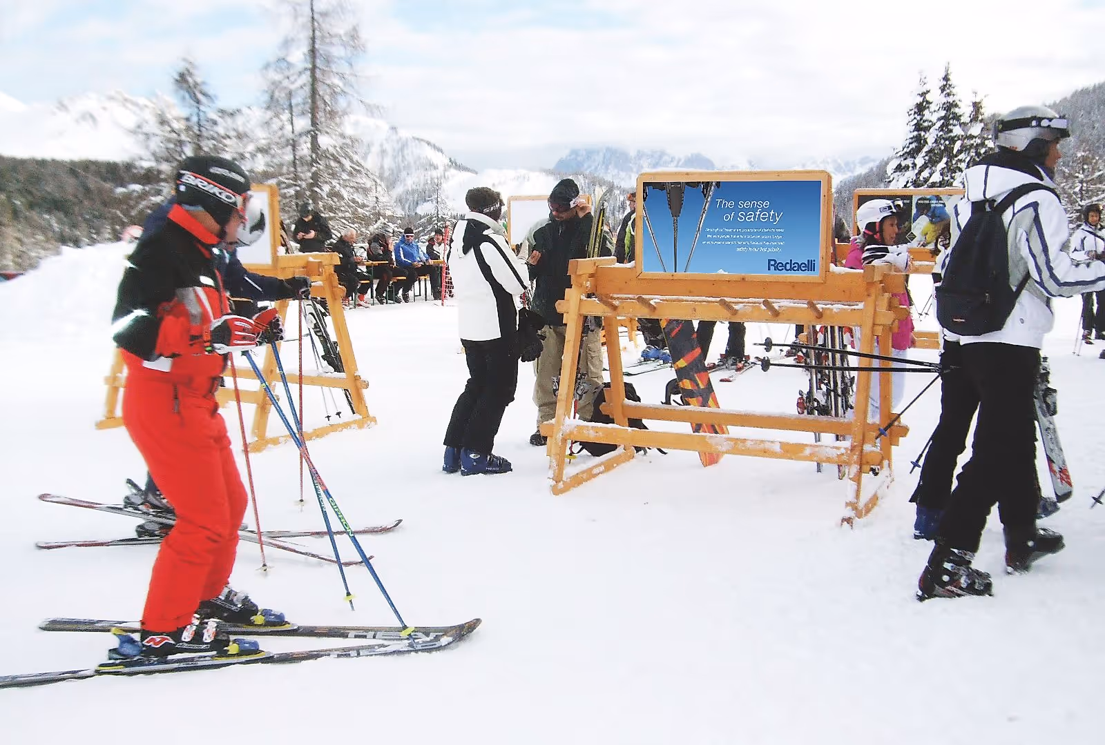 Skiständer Werbung mit Redaelli-Sujet in den italienischen Alpen