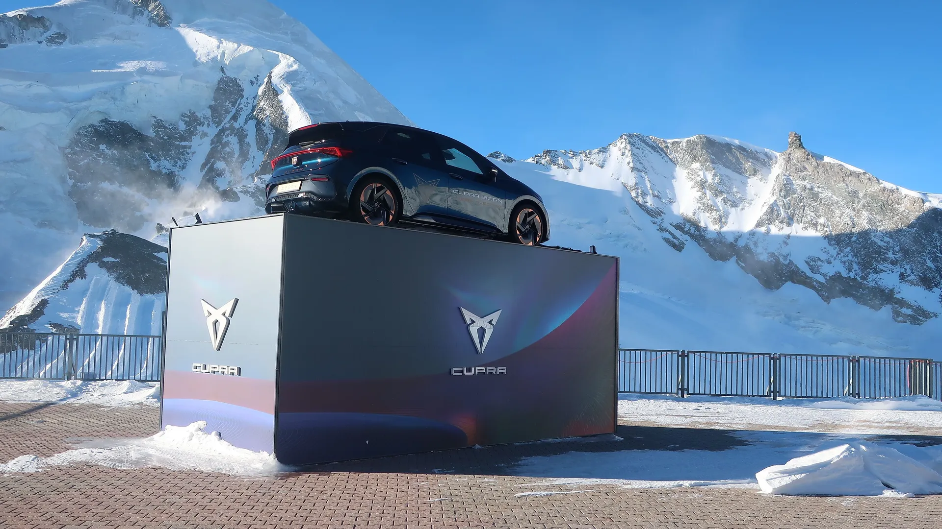Projekt Spezialumsetzung Cupra mit Fahrzeugplatzierung im Schweizer Skigebiet