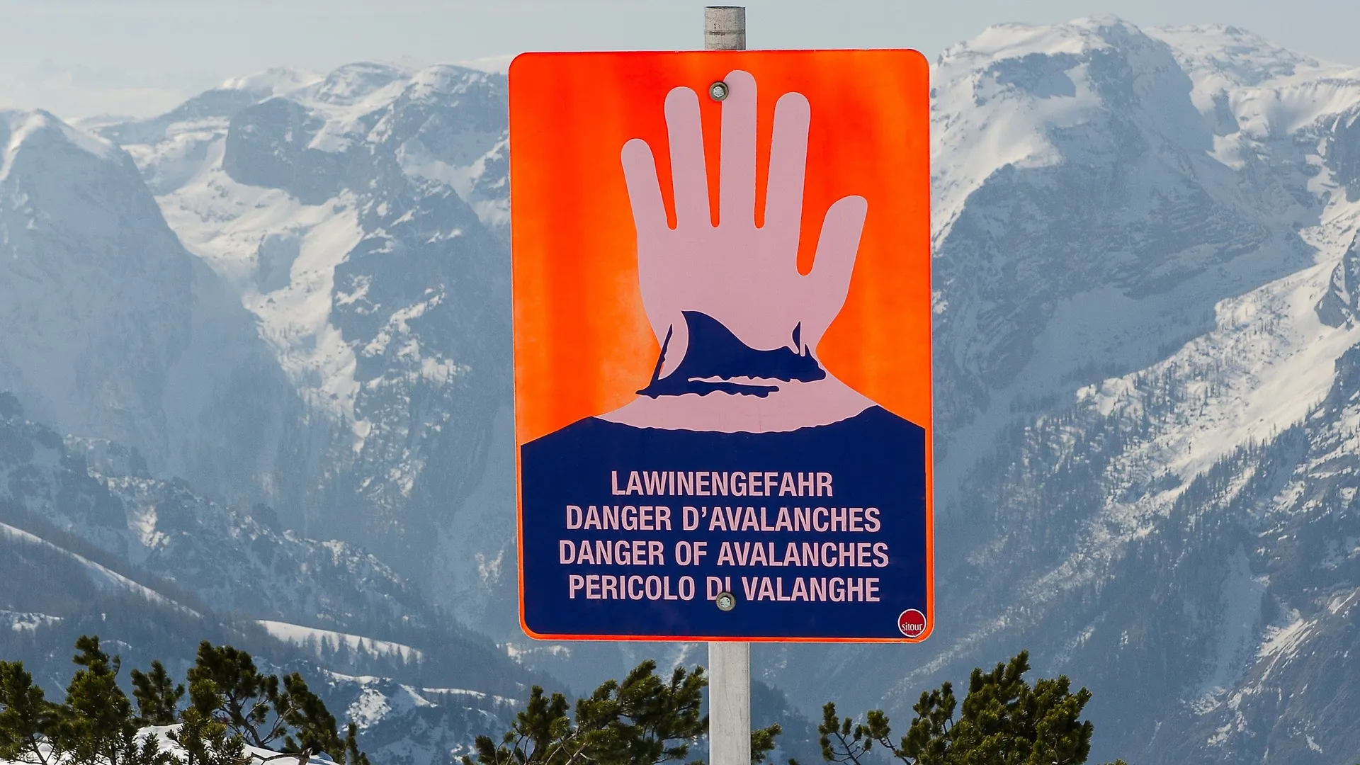 Warnschild "Lawinengefahr" im Skigebiet Hinterstoder-Wurzeralm, Hinterstoder