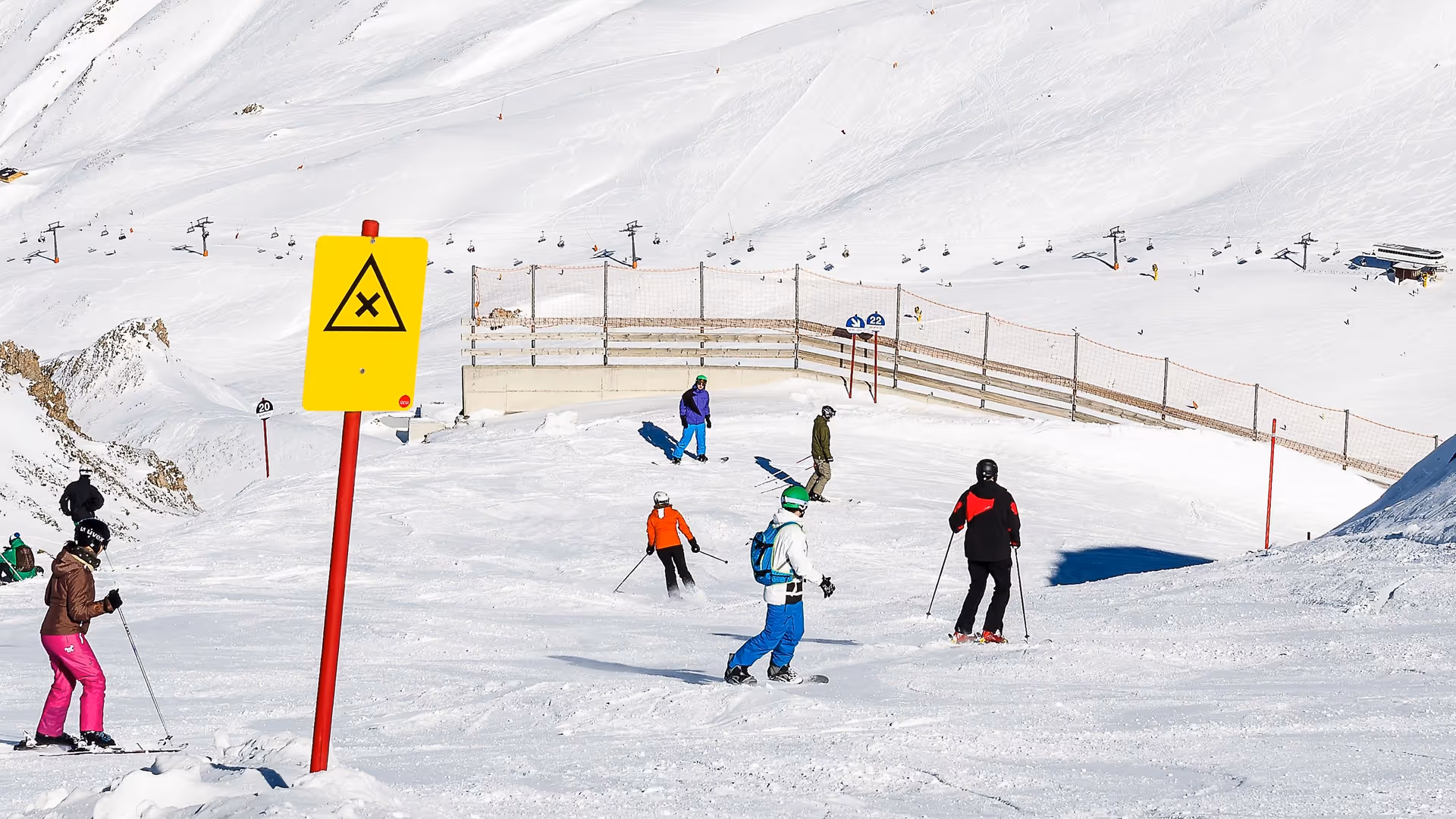Warnschild "Achtung Pistenkreuzung" am Ski Arlberg, St. Anton