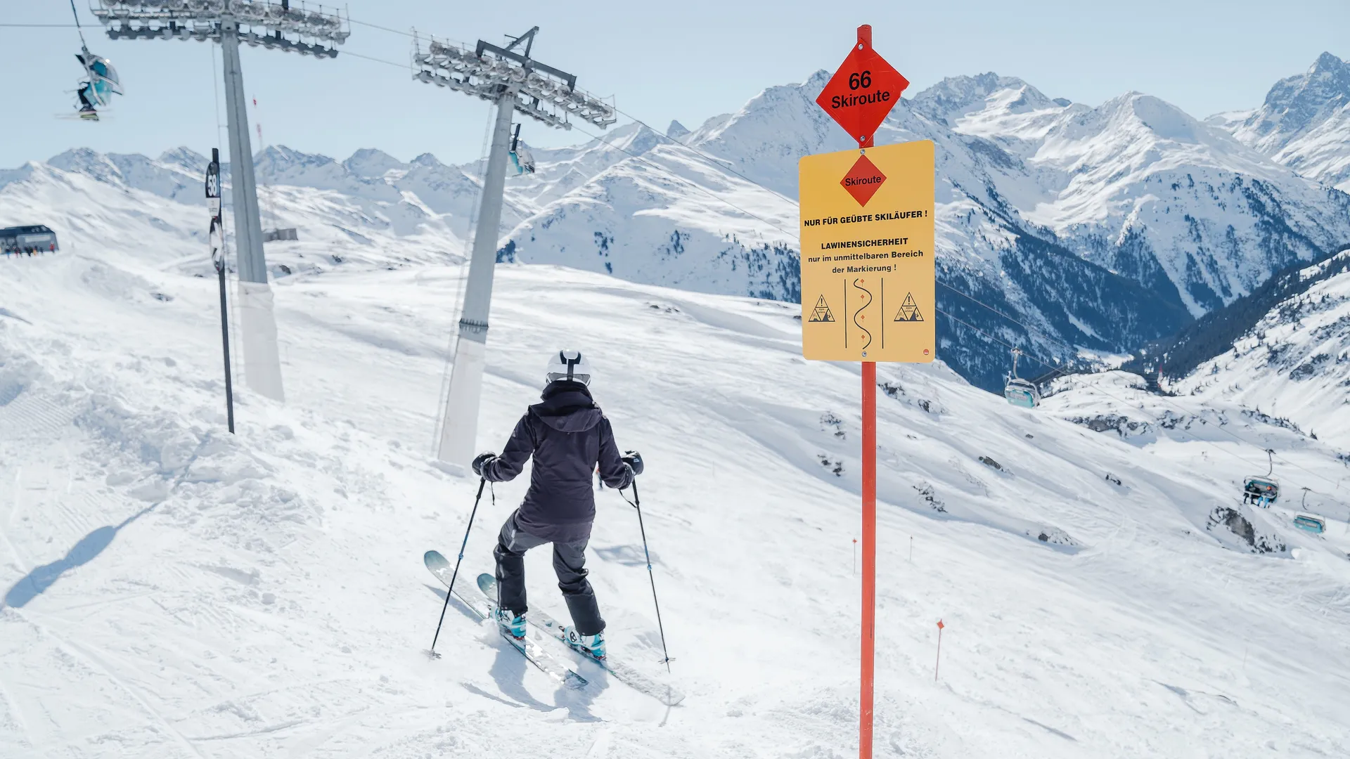 Skiroutentafel mit Zusatztafel zur Gefahrenwarnung am Ski Arlberg, St. Anton