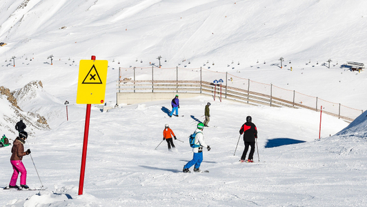 Warnschild "Achtung Pistenkreuzung" am Ski Arlberg, St. Anton