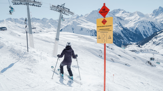 Skiroutentafel mit Zusatztafel zur Gefahrenwarnung am Ski Arlberg, St. Anton