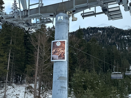 OOH Werbung für Romantic Dining vom Hotel Klosterbräu an Liftstütze im Skigebiet Seefeld