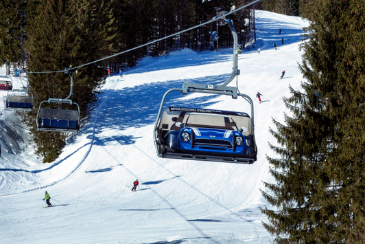 Hauben-Branding mit einem Sujet von einem blauen MINI in Deutschland
