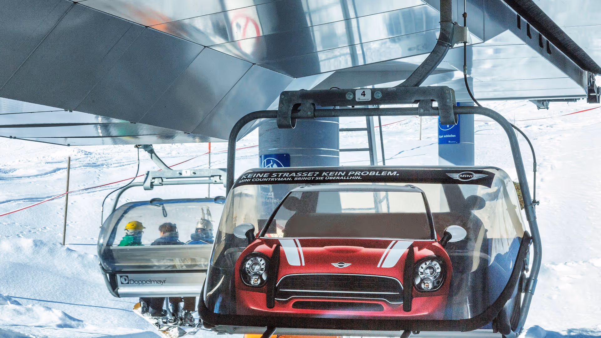 Hauben-Branding mit einem MINI-Sujet in Rot in deutschen Skigebieten