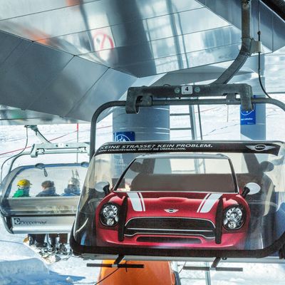 Hood branding with a MINI motif in red in German ski resorts