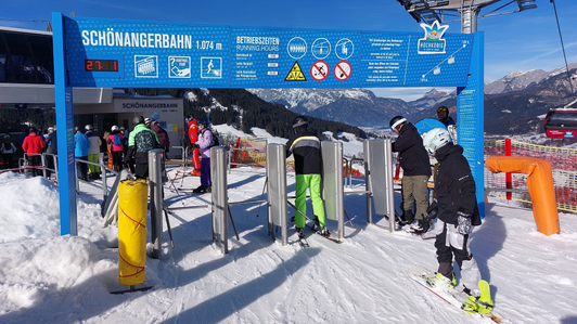 Zugangsportal mit LED-Anzeige im Hochkönig Design
